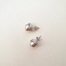 Load image into Gallery viewer, Cercei &quot;Silver Moon&quot; din argint rodiat si perle de cultura - Cod Produs CE207
