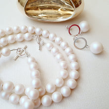Load image into Gallery viewer, Bijuterii mireasa si ocazii speciale. Set din argint cu perle Swarovski
