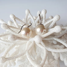 Load image into Gallery viewer, Cercei &quot;Mermaid Pearl&quot; din argint rodiat cu perle Swarovski - Cod produs CE156
