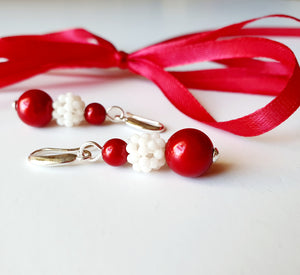 Cercei "Pretty in Red and White" din argint cu coral alb si perle Preciosa rosii - Cod Produs CE245